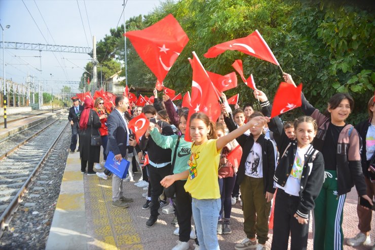 Balıkesirli öğrenciler 100'üncü yıl coşkusuna bayraklarla bindikleri trende kitap okuyarak katıldı