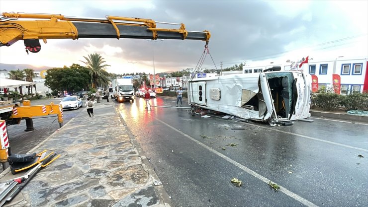 Bodrum'da devrilen midibüsle otomobil çarpıştı, 1'i çocuk 4 kişi yaralandı