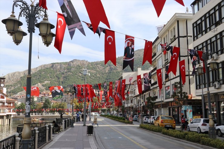 Cumhuriyet'in doğum belgesinin imzalandığı Amasya kırmızı beyaza büründü