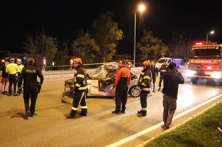 Denizli'de tıra çarpan otomobilin sürücüsü öldü