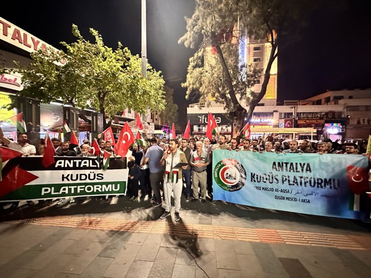 İsrail'in abluka altındaki Gazze'ye saldırıları Antalya'da protesto edildi