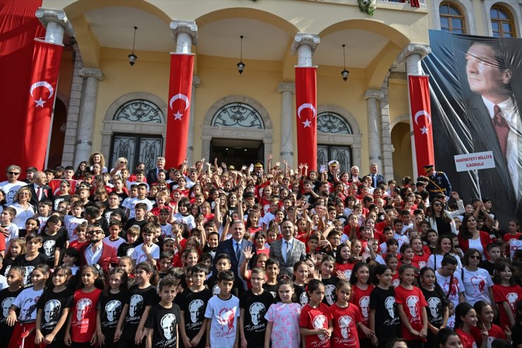 İzmir'de Cumhuriyet'in 100. yıl dönümünde binalar bayraklarla süslendi