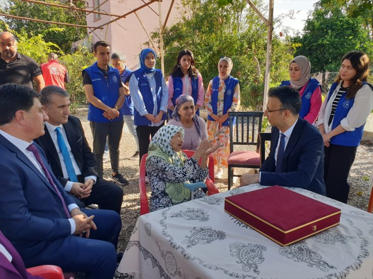 Kadirli Kaymakamı Güney, 100 yaşındaki kadını ziyaret etti