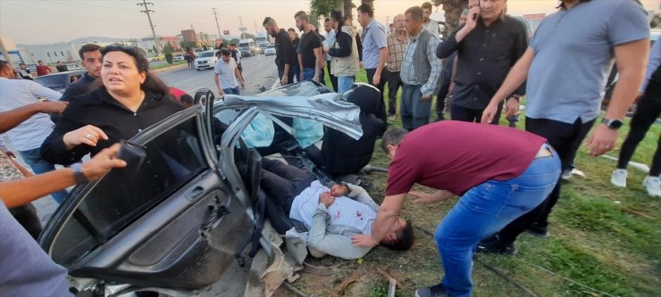 Kahramanmaraş'ta refüjdeki ağaca çarpan otomobildeki 2 kişi yaralandı