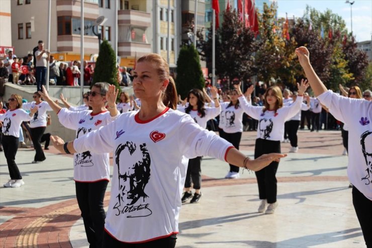 Karabük'te 100 kişi aynı anda zeybek oynadı