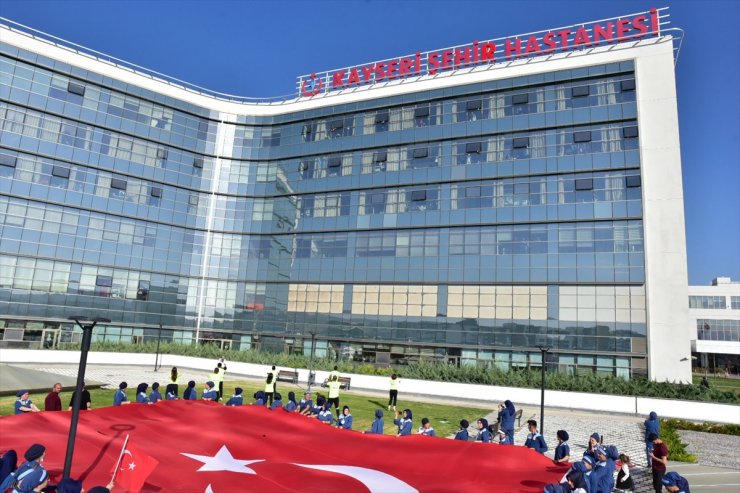 Kayseri'de Cumhuriyet'in 100. yılı coşkusu çocuklar için hastaneye taşındı