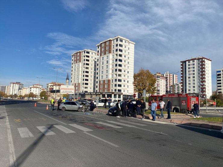 Kayseri'de iki otomobilin çarpıştığı kazada 2 kişi yaralandı