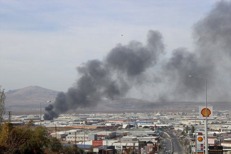 Kayseri'de yatak fabrikasında çıkan yangına müdahale ediliyor