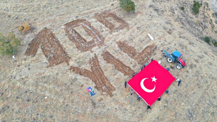 Kırıkkale'de ormanlık alana pullukla "100. Yıl" yazıldı