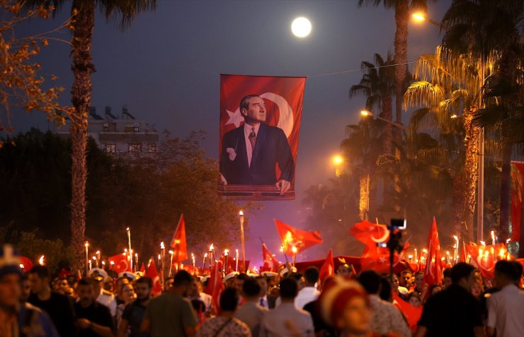 Mersin'de Cumhuriyet'in 100. yılı fener alayıyla kutlandı