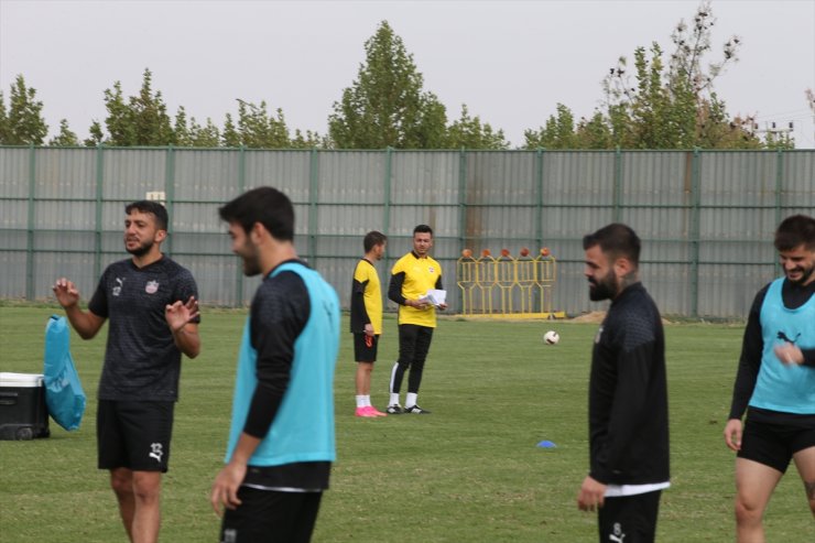 Profesyonel futbol liglerin en genç teknik direktörü, takımını üst liglere çıkarmayı hedefliyor