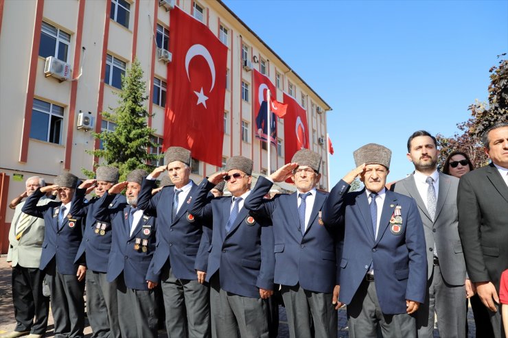 Sakarya ve çevre illerde Cumhuriyet Bayramı kutlamaları kapsamında çelenk sunma töreni yapıldı