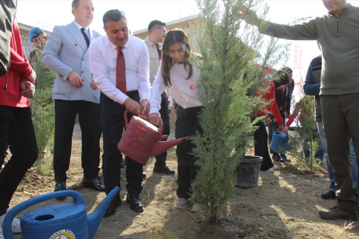 Şırnak'ta Cumhuriyet'in 100. yılında 100 fidan toprakla buluşturuldu