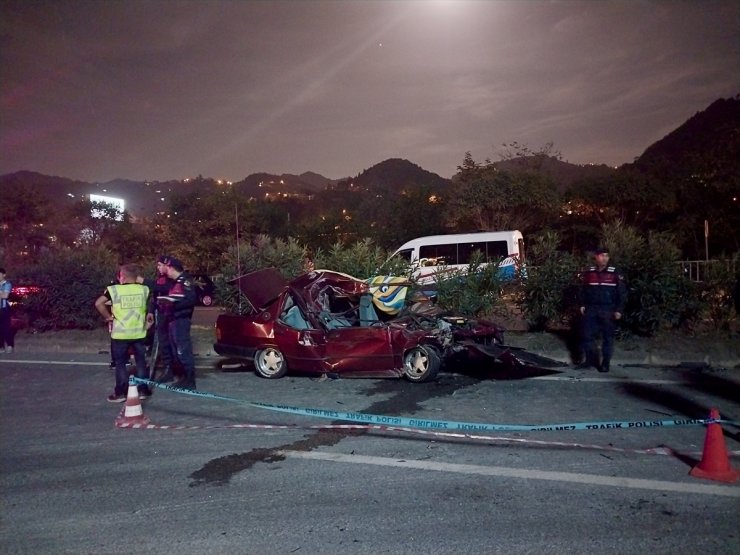 Trabzon'da kamyona çarpan otomobilin sürücüsü öldü