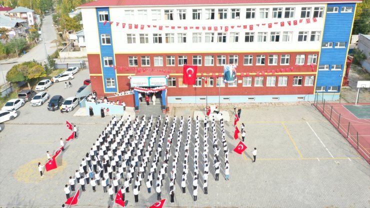 Van'da öğrenciler Cumhuriyet'in 100. yıl dönümünü kutladı