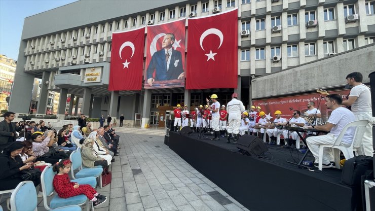 Zonguldak'ta madenciler Cumhuriyet'in 100. yılına özel konser verdi