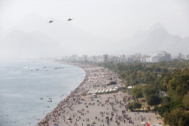 Antalya'da savaş uçakları gösteri uçuşu yaptı