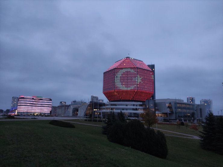 Belarus’un simge kütüphanesi Türk bayrağı renklerine büründü