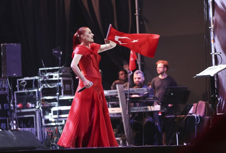 Candan Erçetin, Cumhuriyet'in 100. yılı kutlamaları kapsamında Ankara'da konser verdi