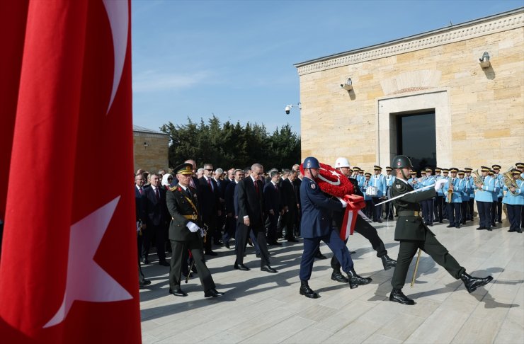 Cumhurbaşkanı Erdoğan başkanlığındaki devlet erkanı, Cumhuriyet'in 100'üncü yılında Anıtkabir'i ziyaret etti: