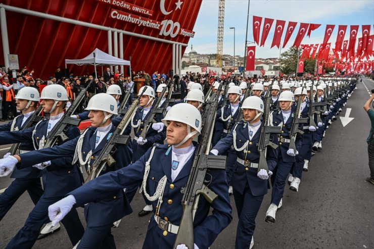 Cumhuriyet'in 100. yılı dolayısıyla Vatan Caddesi'nde tören düzenlendi