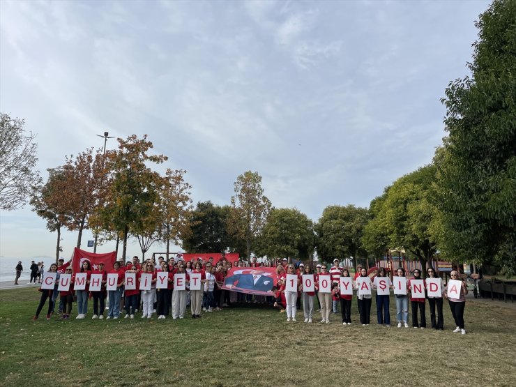 DenizTemiz Derneği Cumhuriyet'in 100. yıl dönümünde 100 gönüllüyle kıyı temizliği yaptı