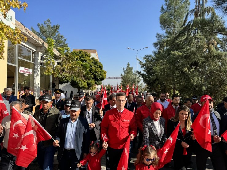 Diyarbakır'da 100 metrelik Türk bayrağı ile "Cumhuriyet Yürüyüşü" yapıldı