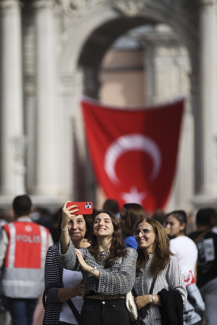 Dolmabahçe Sarayı'na Cumhuriyet'in 100. yıl dönümünde ziyaretçi akını