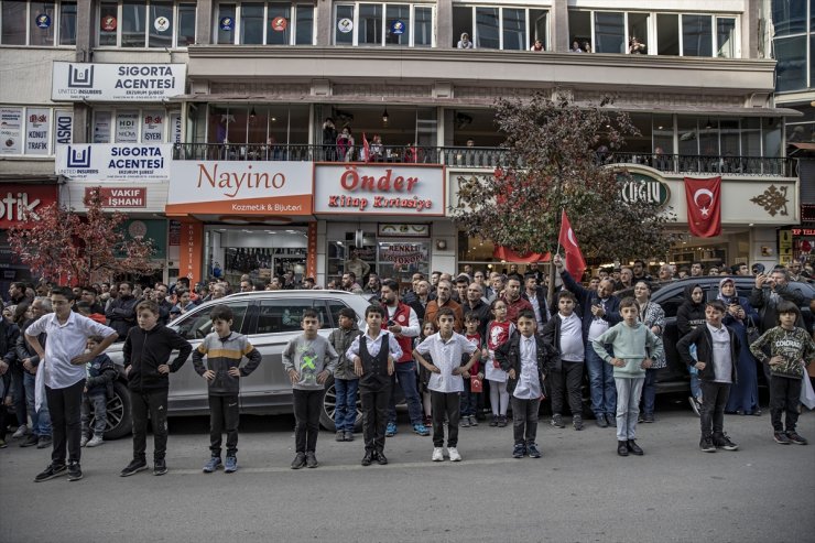 Erzurum'da 500 kişi "baş bar" gösterisi yaptı