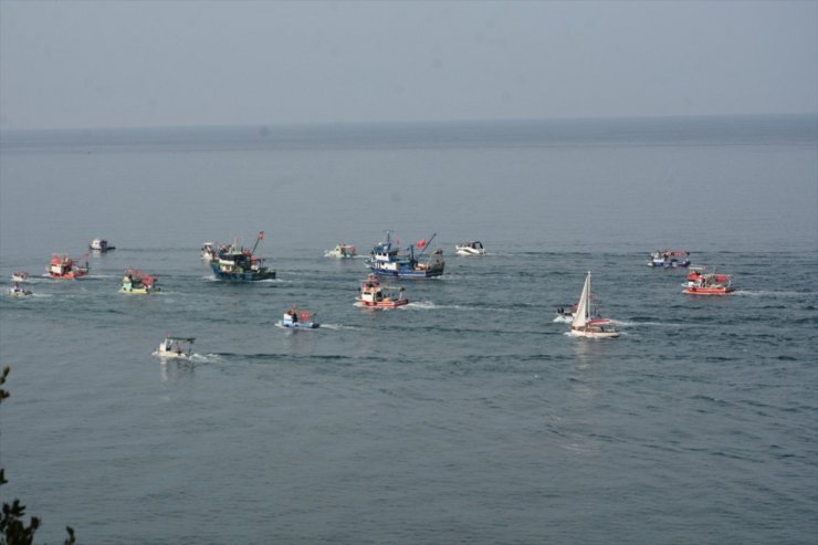 Karadeniz'e teknelerle açılarak Cumhuriyet'in 100. yıl dönümünü kutladılar