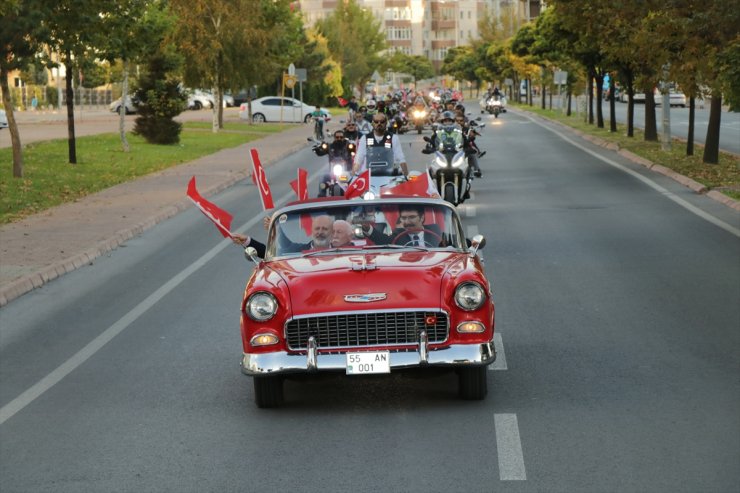 Kayseri'de klasik araba ve motosikletlerle "100. Yıl Ay-Yıldız Turu" düzenlendi