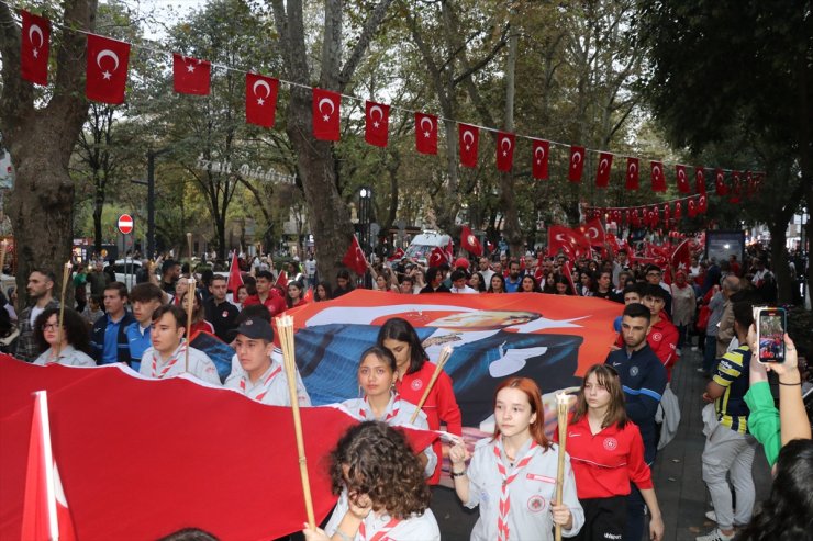 Kocaeli'de Cumhuriyet'in 100. yılı fener alayıyla kutlandı