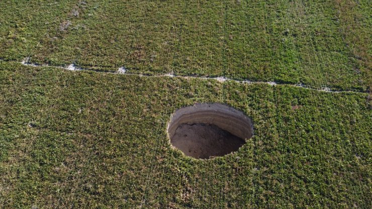 Konya'da yaklaşık 27 metre çapında, derinliği 12 metreyi bulan obruk oluştu