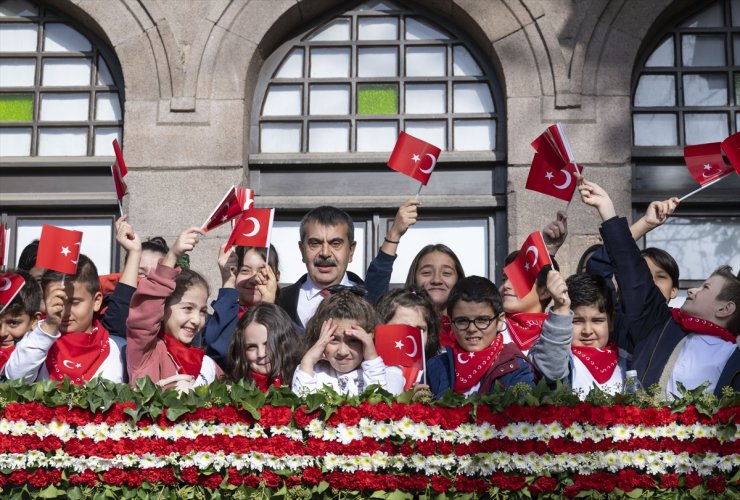 Milli Eğitim Bakanı Tekin, öğrencilerle Birinci Meclis'i ziyaret etti: