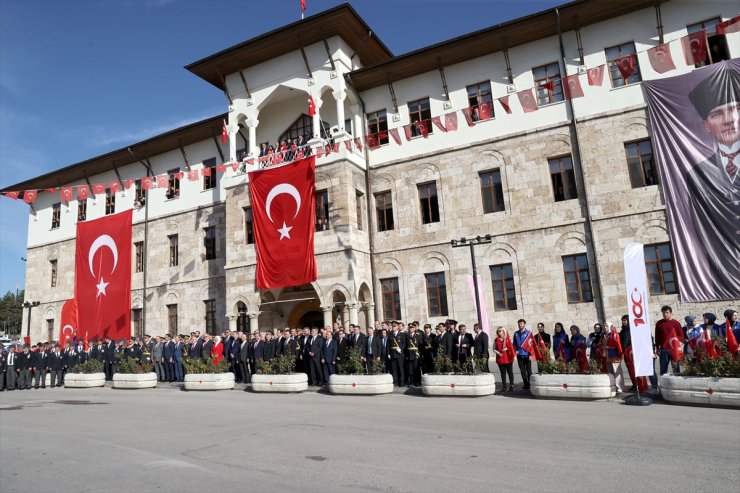 Sivas'ta Cumhuriyet'in ilanını kutlayanların yansıdığı fotoğraf karesi yeniden oluşturuldu