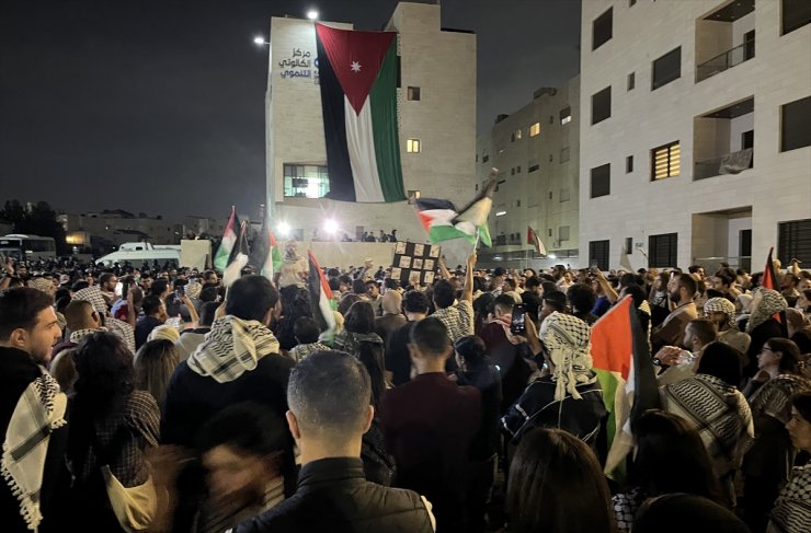 Ürdünlüler, İsrail'in Gazze saldırılarını Amman'daki elçilik binası yakınında protesto etti