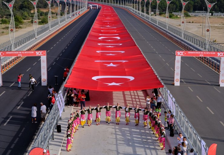 Adana 15 Temmuz Şehitler Köprüsü'nde dev Türk bayrağı altında 100. yıl kutlaması