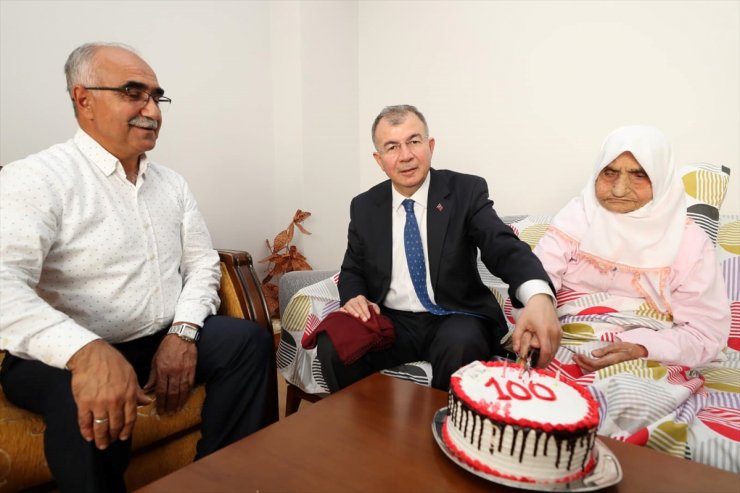 Amasya'da yaşayan 100 yaşındaki Pembe ninenin kimliği yenilendi