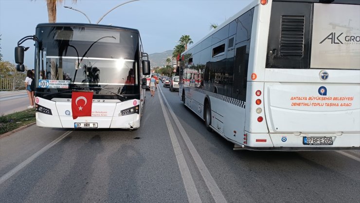 Antalya'da halk otobüsü ile çarpışan motosikletin sürücüsü öldü