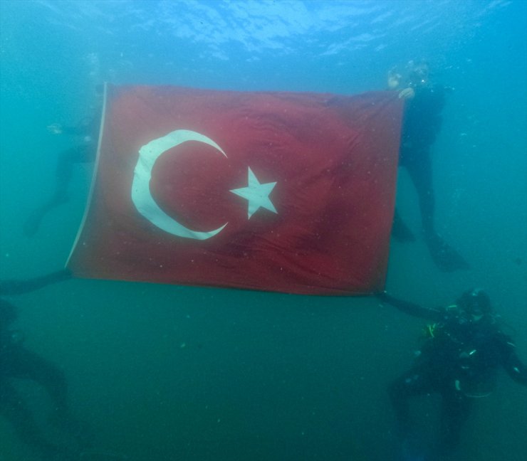 Dalgıçlar Van Gölü'nde Türk bayrağı açtı