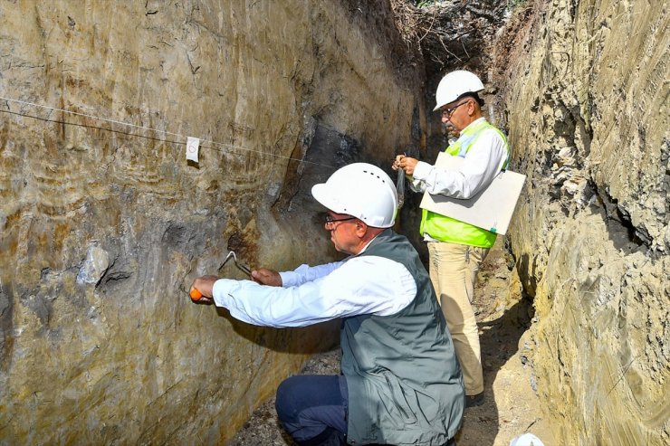 İzmir ve çevresindeki depremsellik araştırmasında 90 hendek kazıldı