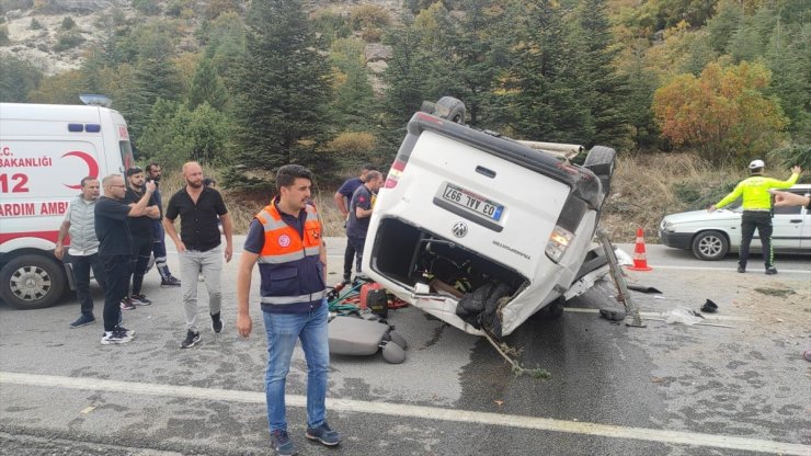 Kütahya'da devrilen minibüsün sürücüsü öldü