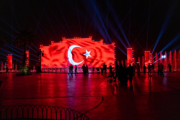 Suudi Arabistan'daki turistik "Boulevard City" Türk bayrağıyla aydınlatıldı