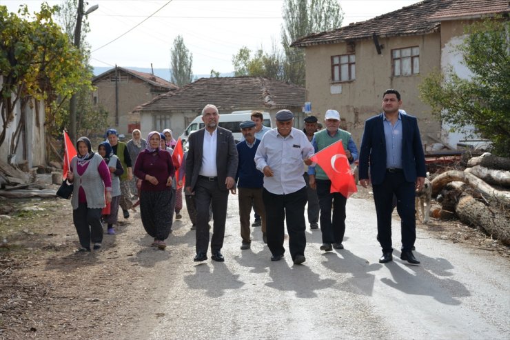 Zile Belediye Başkanı Sargın, Cumhuriyet Bayramı'nı şiirle kutlayan teyzelere bayrak hediye etti