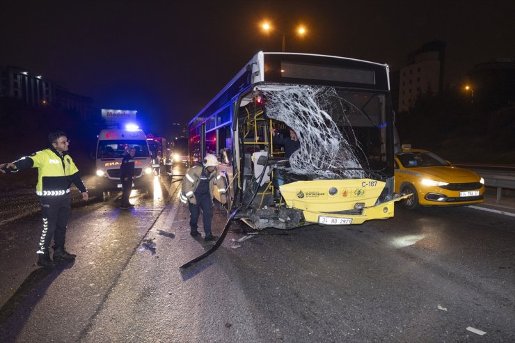 Ataşehir'de İETT otobüsü ile minibüsün çarpışması sonucu 2 kişi yaralandı