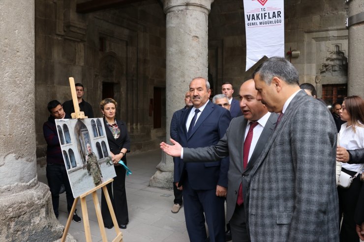 Azerbaycanlı ressamlar eserlerini Erzurum'daki tarihi Çifte Minareli Medrese'de sergiledi