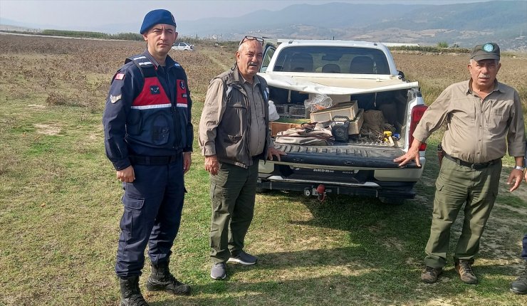 Bursa'da ağ, kafes ve ses sistemiyle saka kuşu avlayan kişiye para cezası kesildi
