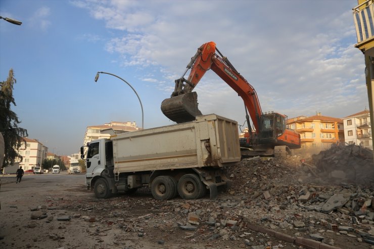 Depremden etkilenen Malatya'da "hayalet binalar"ın yıkımı sürüyor