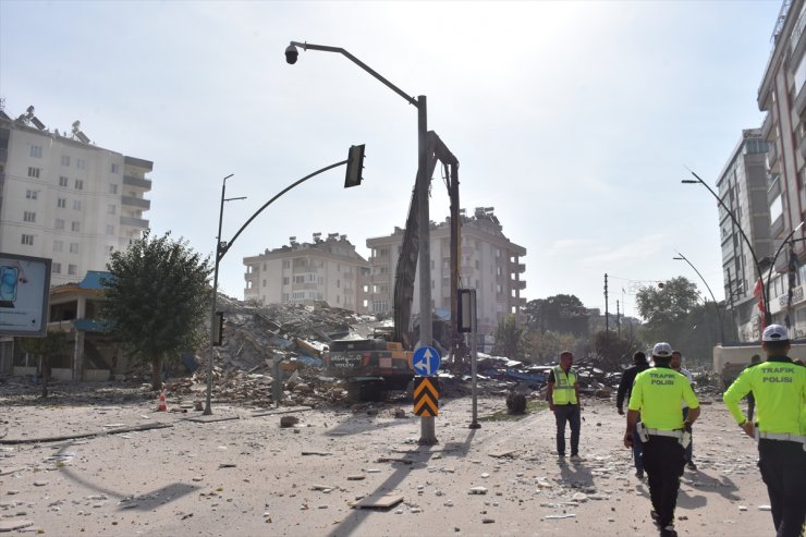 Gaziantep'te ağır hasarlı binaların yıkımı sürüyor