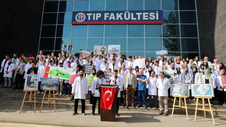 Gaziantep'te doktorlar ve tıp fakültesi öğrencileri, İsrail'in Gazze'deki hastane saldırılarına tepki gösterdi